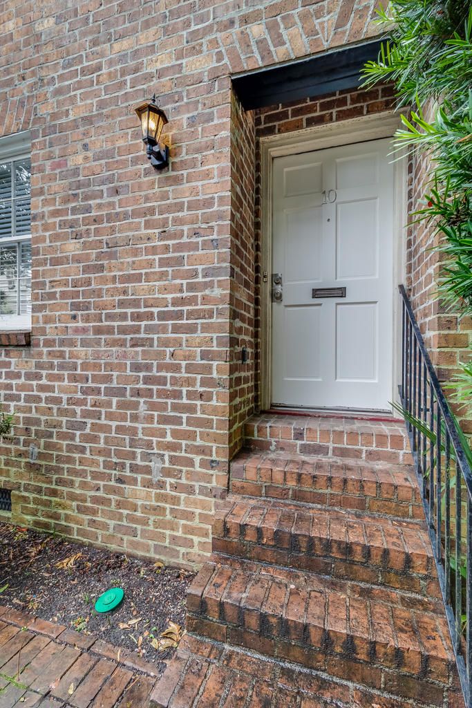 10 Montagu Ct, Charleston, SC 29401