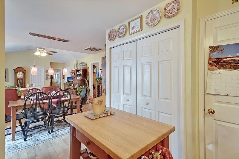1376 Water Edge Dr, Charleston, SC 29492