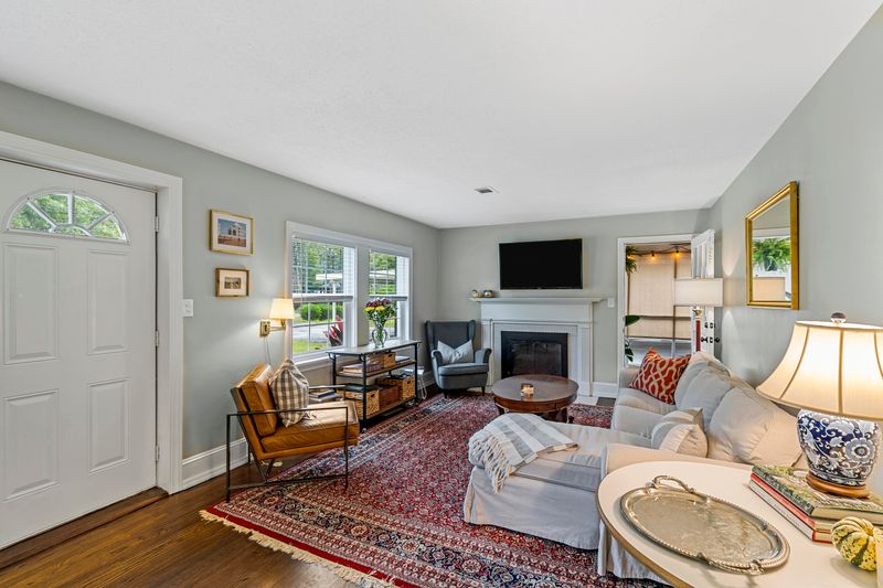 1335 S Sherwood Dr, Charleston, SC 29407