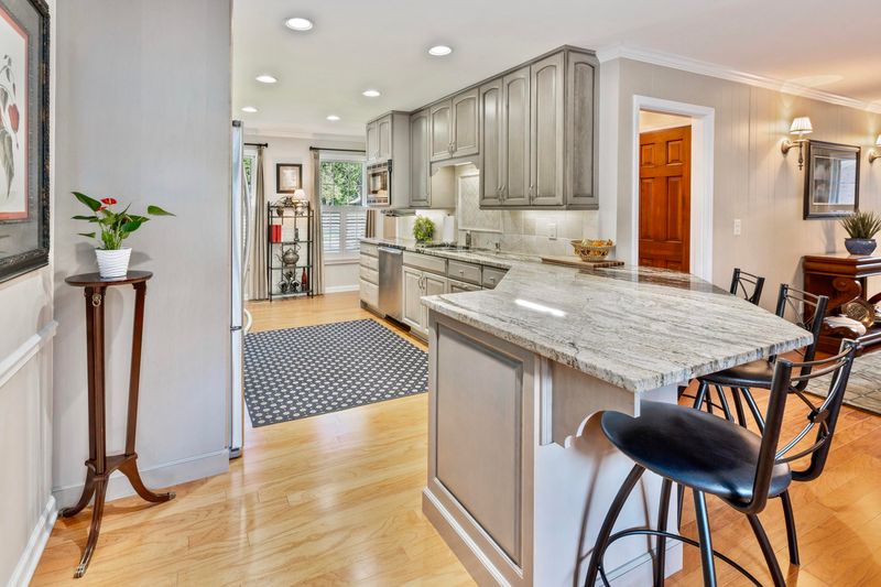 998 Colonial Dr, Mount Pleasant, SC 29464