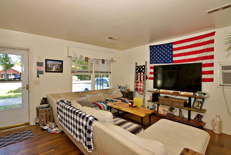 551 Folly Rd, Charleston, SC 29412