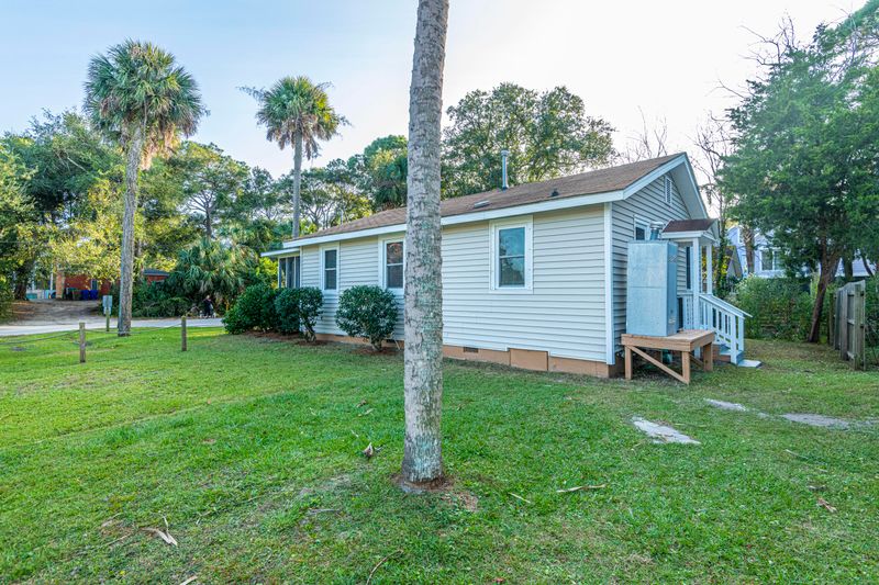 110 W Huron Ave, Folly Beach, SC 29439