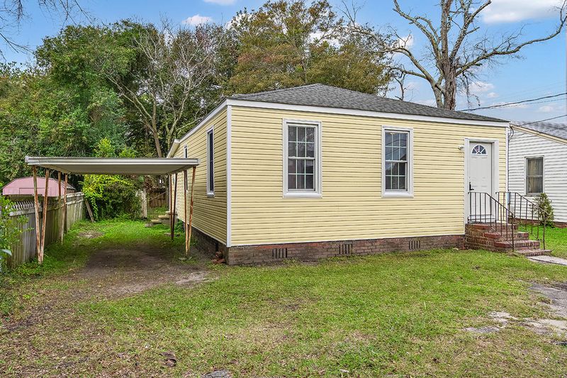 2704 E Surrey Dr, North Charleston, SC 29405