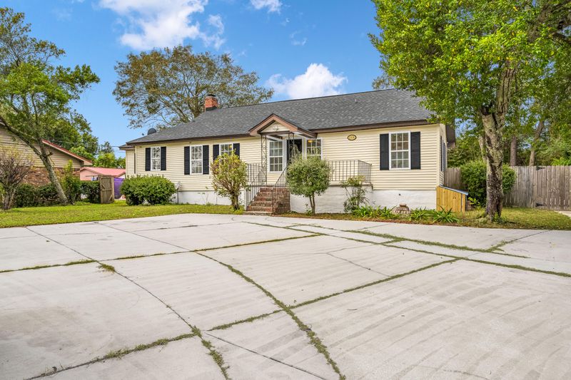 1914 Aichele Dr, North Charleston, SC 29406