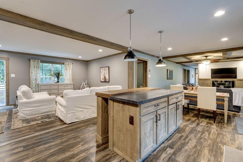 1873 Hoover Rd, Huger, SC 29450
