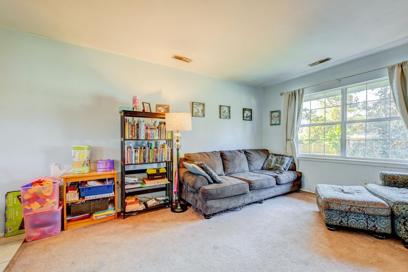 1843 Sandcroft Dr, Charleston, SC 29407