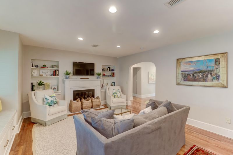 7 Moore Dr, Charleston, SC 29407