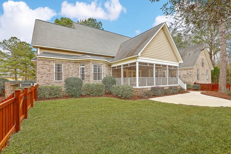 104 Guilford Dr, Summerville, SC 29483