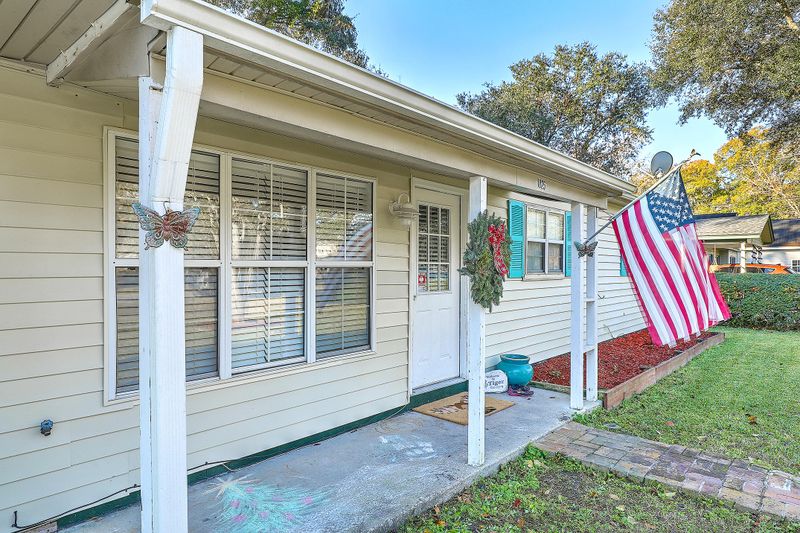 1825 Meadowlawn Dr, Charleston, SC 29407