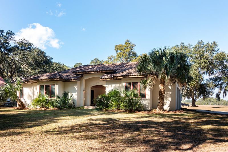 8678 Peters Point Rd, Edisto Island, SC 29438