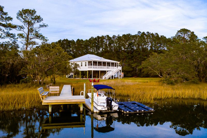 7805 Seafield Rd, Yonges Island, SC 29449