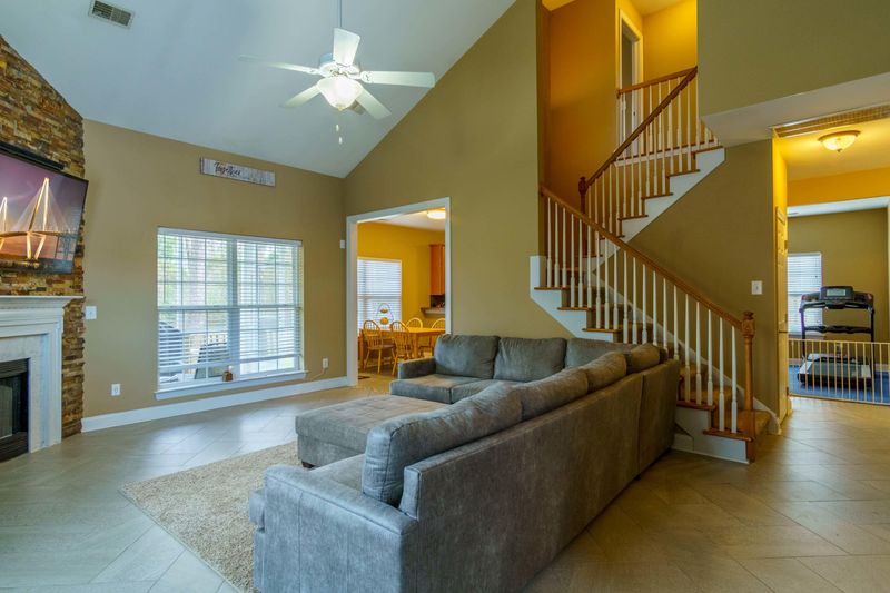 2037 Culloden Dr, Summerville, SC 29483