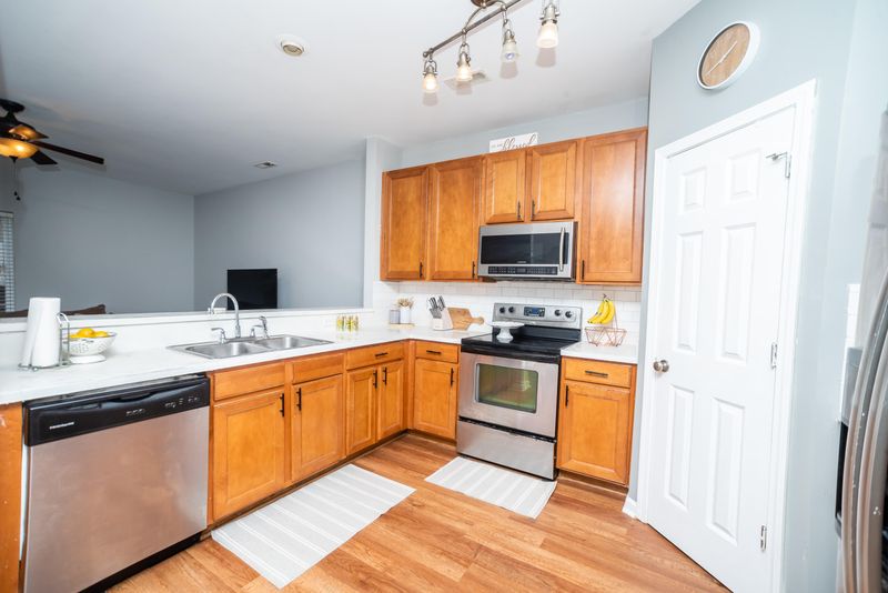 220 S Lamplighter Ln, Summerville, SC 29486