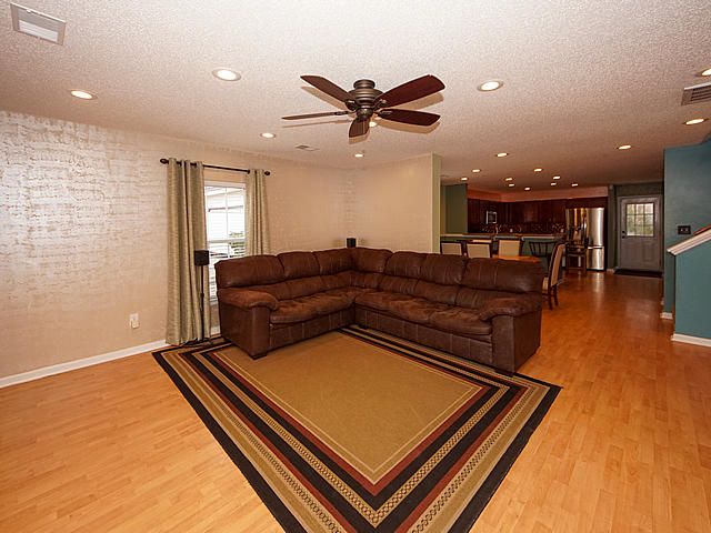 300 Crescent Ct, Summerville, SC 29483