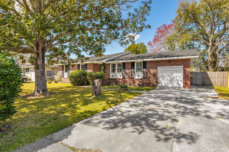 18 Bossis Dr, Charleston, SC 29407