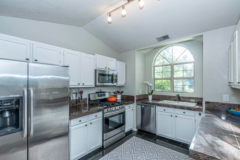 1243 Llewellyn Rd, Mount Pleasant, SC 29464
