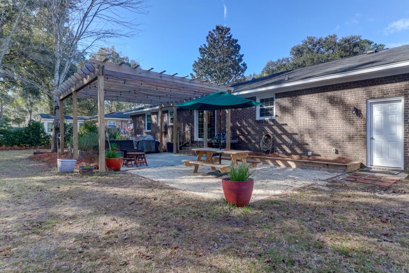 1074 Woodside Dr, Charleston, SC 29412