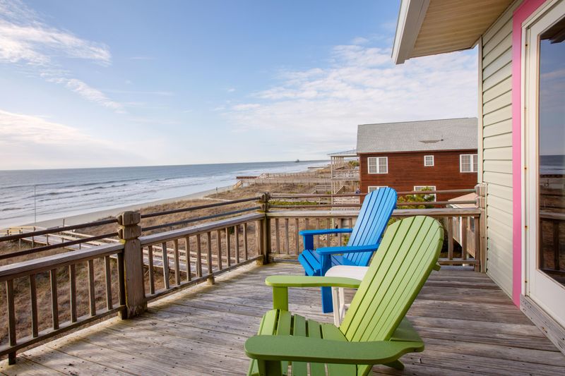 615 E Arctic Ave, Folly Beach, SC 29439