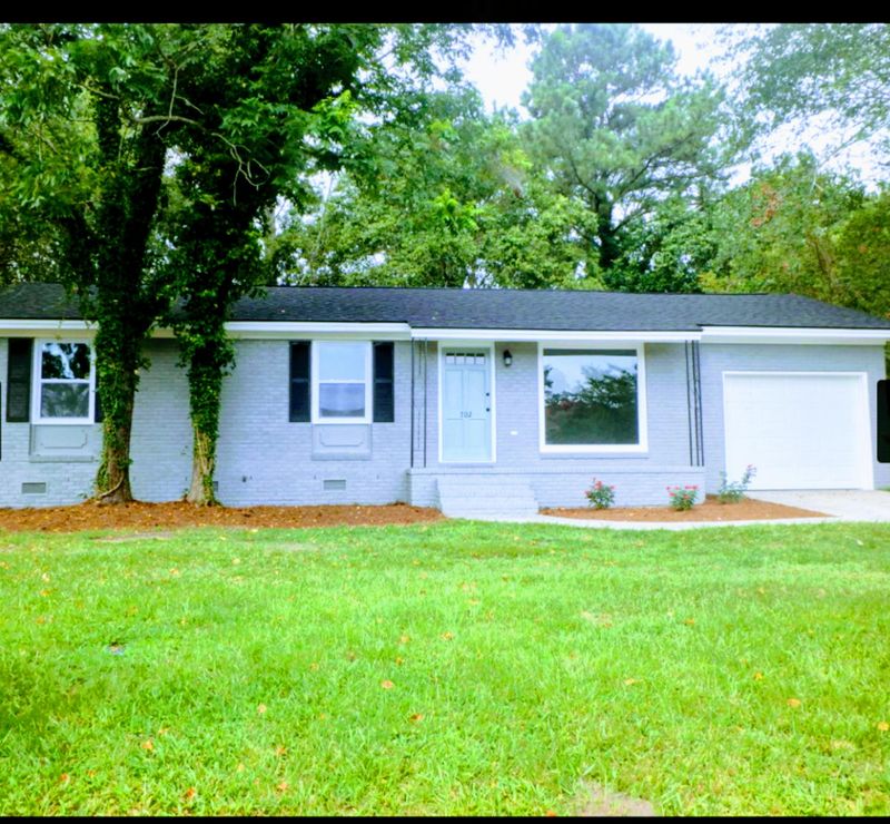 702 E 3rd North St, Summerville, SC 29485