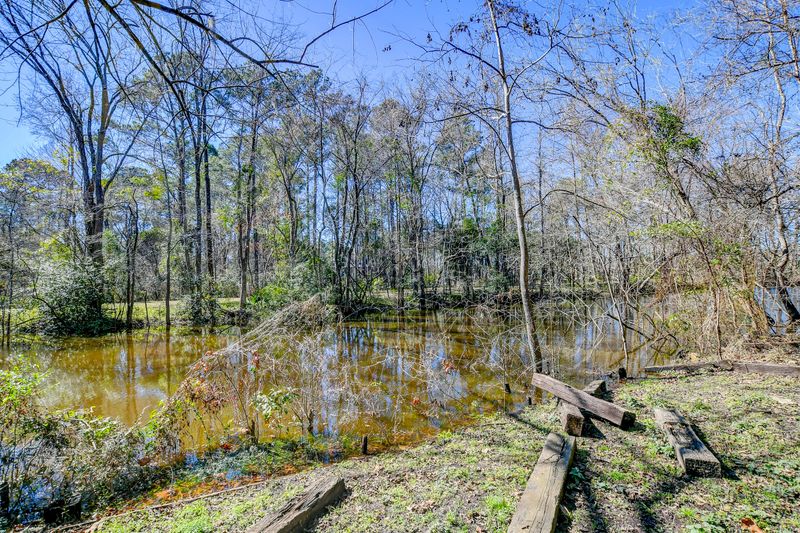 402 Lakeview Dr, Summerville, SC 29485