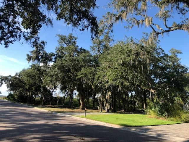 1856 Headquarters Plantation Dr, Johns Island, SC 29455