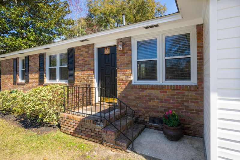 301 Circle Dr, Summerville, SC 29485