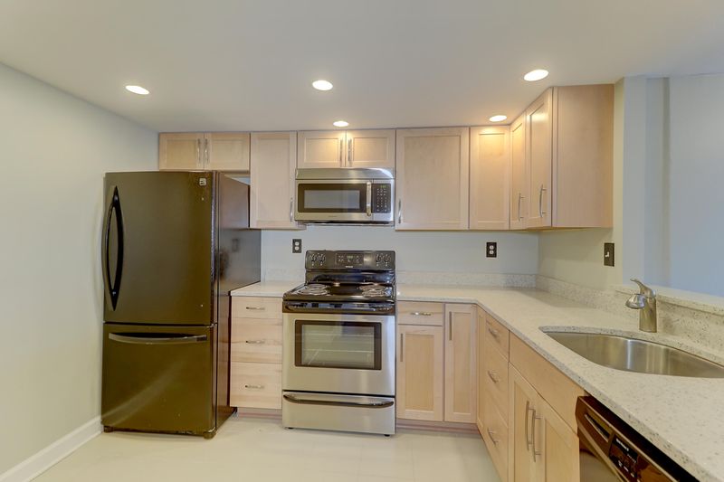 14 Lockwood Dr #7j, Charleston, SC 29401