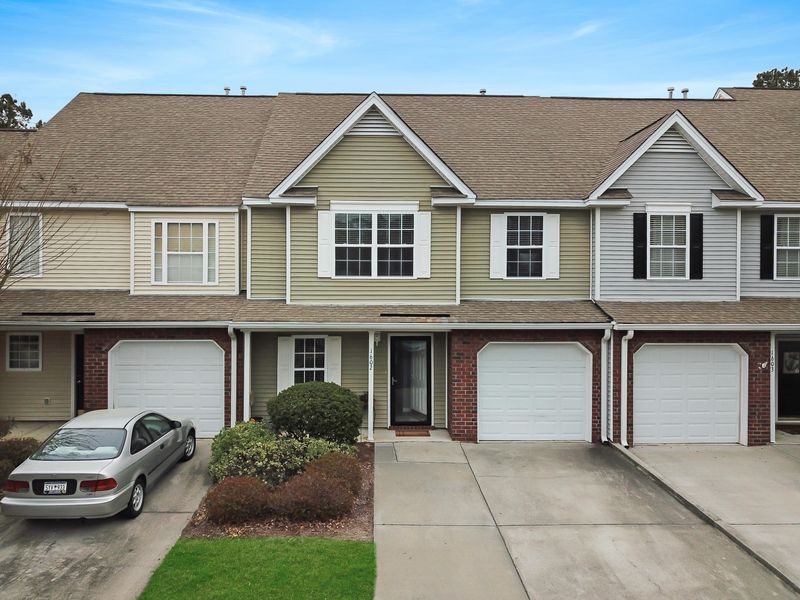 1602 Yellow Hawthorn Cir, Summerville, SC 29483