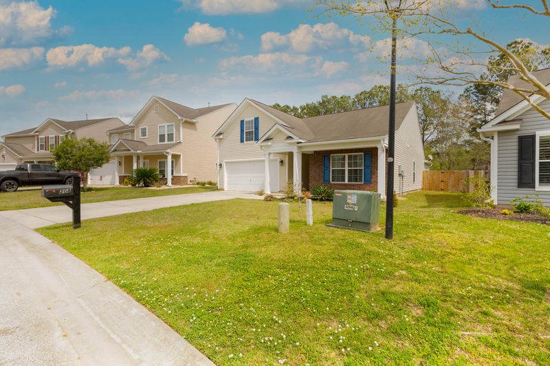 208 Chipping Sparrow Dr, Summerville, SC 29485