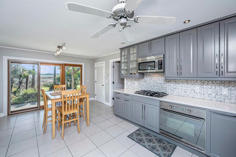 1000 Bessinger Ln, Hanahan, SC 29410
