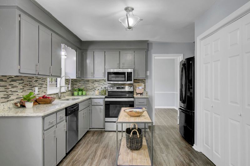137 Axtell Dr, Summerville, SC 29485