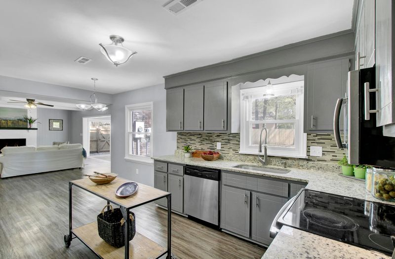 137 Axtell Dr, Summerville, SC 29485