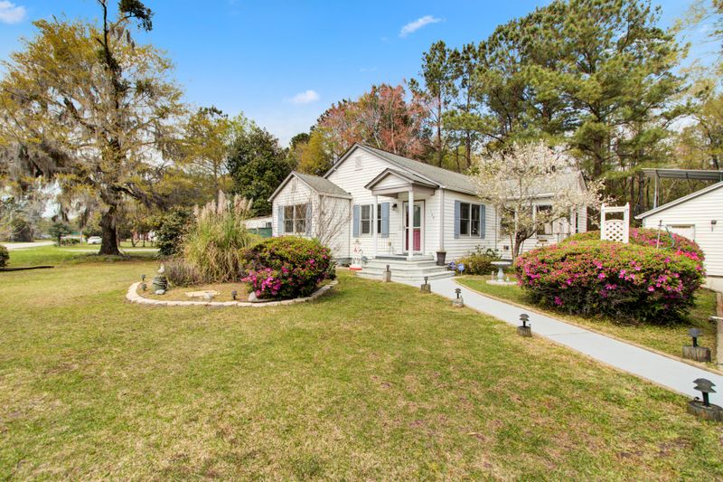 168 Ravenell Dr, Saint Stephen, SC 29479