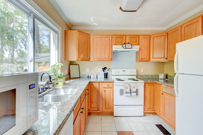 833 Kenyon St, Charleston, SC 29407