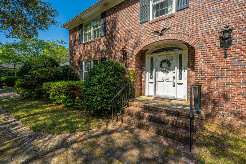 1304 Winchester Dr, Charleston, SC 29407