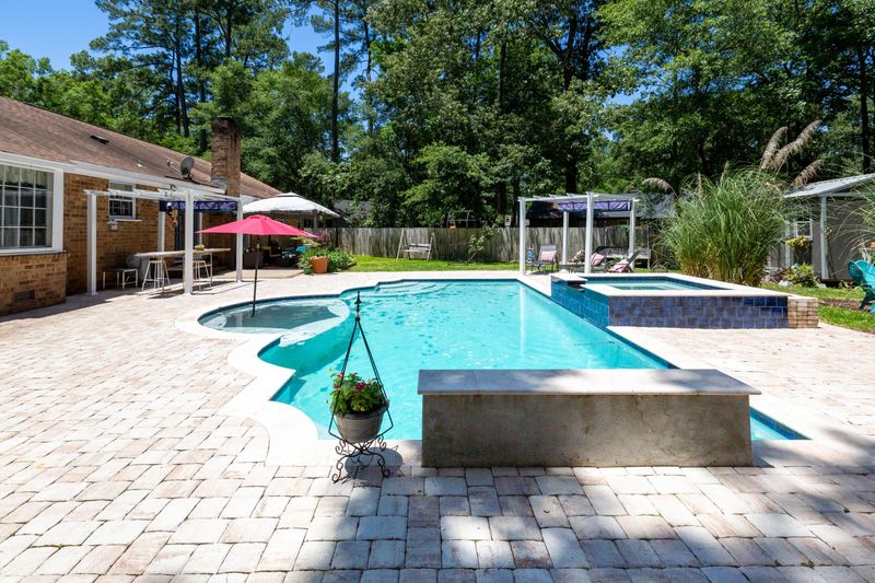 203 Runnymede Ln, Summerville, SC 29485