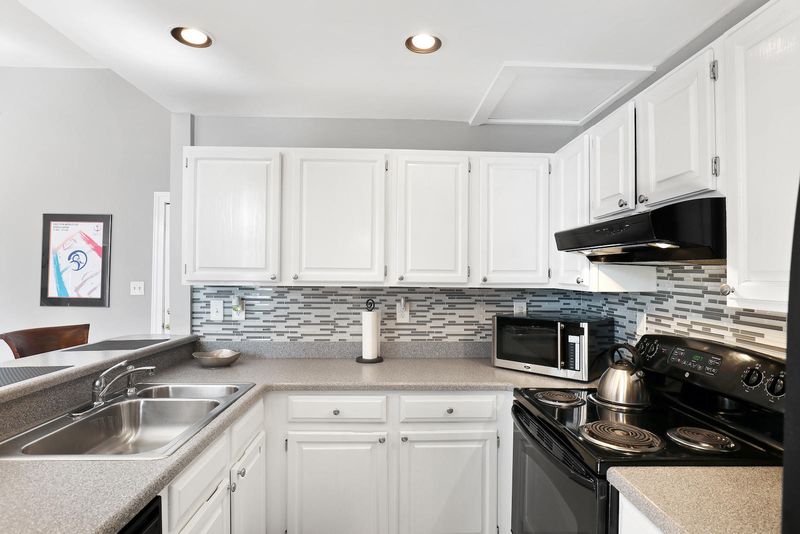 52 S Battery St #G, Charleston, SC 29401