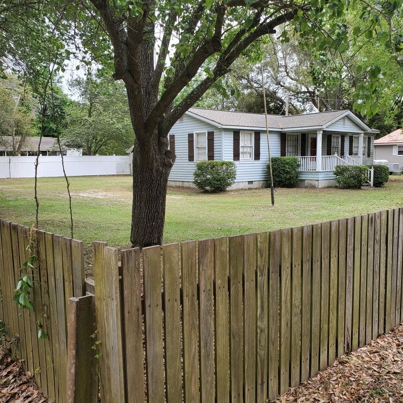301 Hilltop Dr, Bonneau, SC 29431