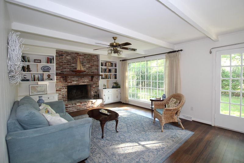 24 S Hampton Dr, Charleston, SC 29407