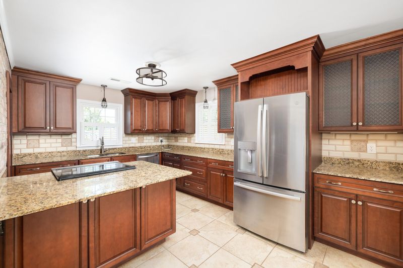 1882 Capri Dr, Charleston, SC 29407