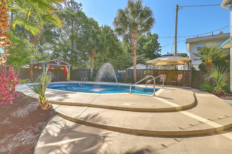 314 Lake Moultrie Dr, Bonneau, SC 29431