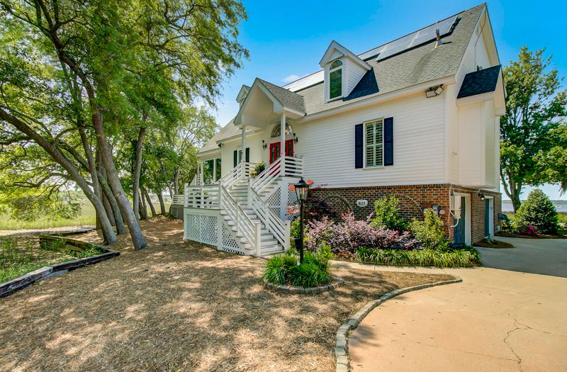 1623 Nemours Dr, Charleston, SC 29407