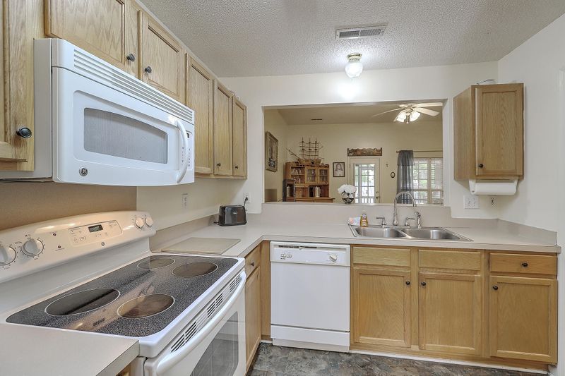 1027 Longview Dr, Goose Creek, SC 29445