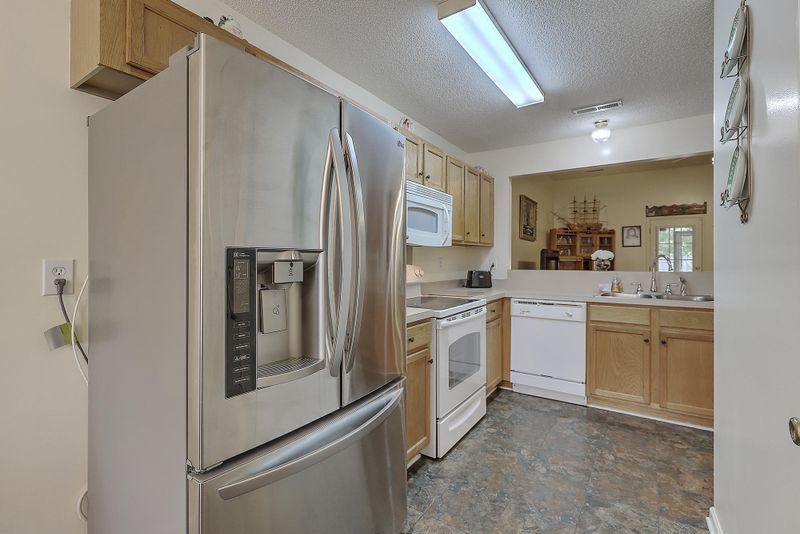 1027 Longview Dr, Goose Creek, SC 29445