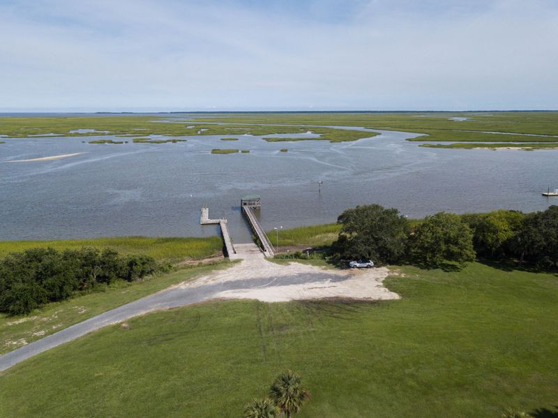 1068 Mainsail Ct, Awendaw, SC 29429
