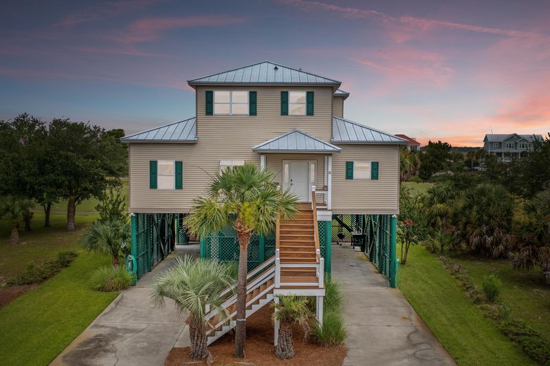 16 Battery Park Rd, Edisto Beach, SC 29438