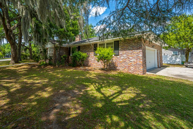 1806 Wilshire Dr, Charleston, SC 29407