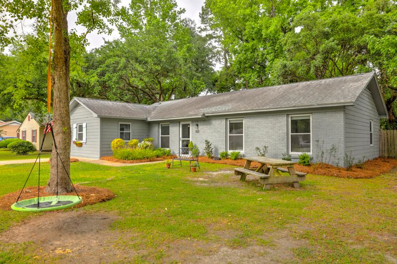 302 E Shore Ln, Charleston, SC 29407