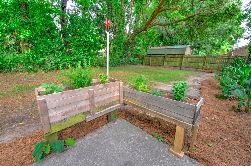 302 E Shore Ln, Charleston, SC 29407