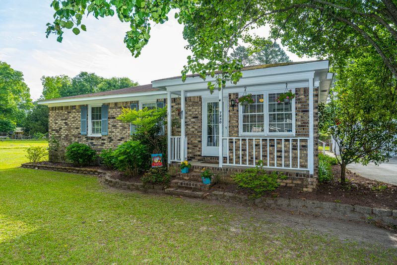 7230 Commodore Rd, Hollywood, SC 29449